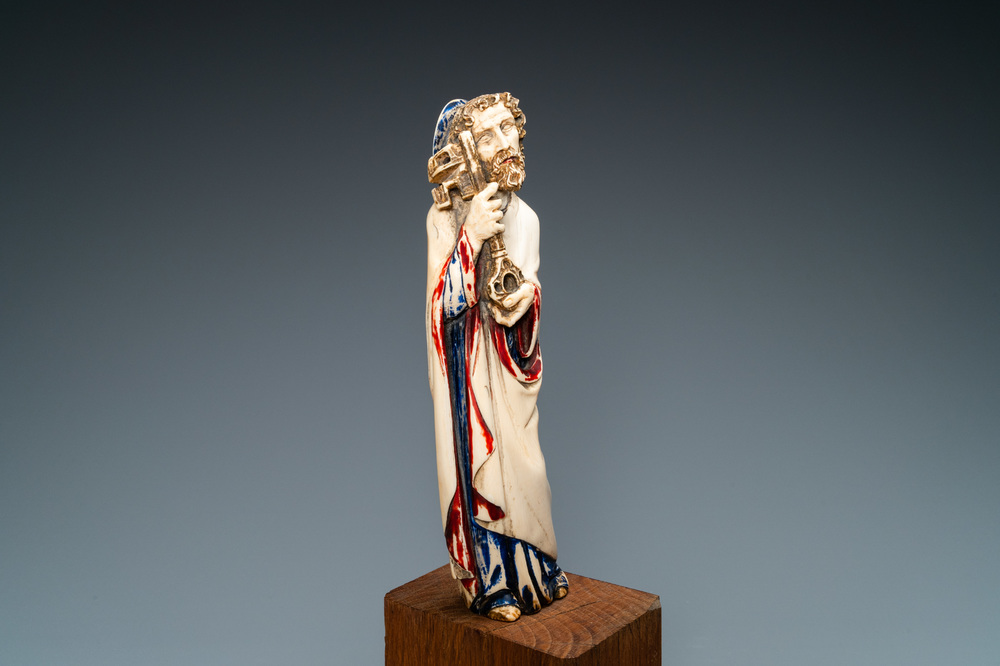 Une statue de Saint Pierre en ivoire sculpt&eacute; avec rehauts de polychromie, 19&egrave;me