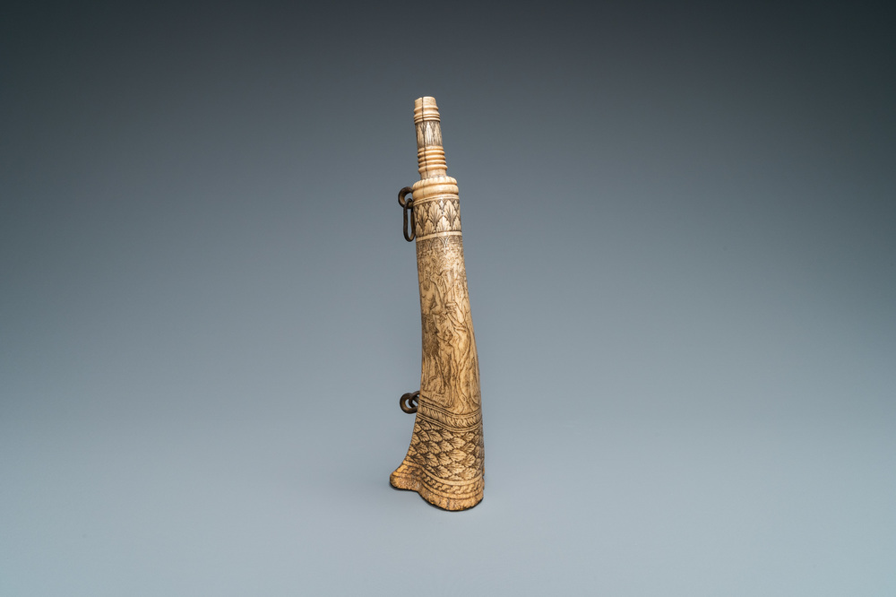 Une poire &agrave; poudre en bois de cerf grav&eacute; &agrave; d&eacute;cor mythologique, prob. Allemagne, 19&egrave;me