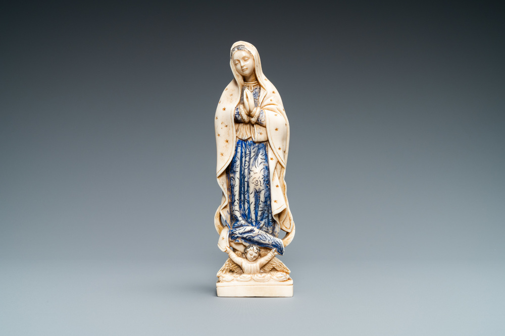 Een gepolychromeerde en vergulde ivoren figuur van een Madonna, 19e eeuw