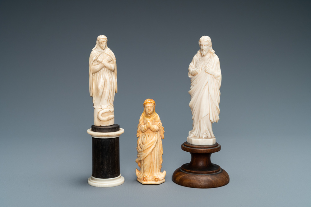 Deux statues de Vierges et une de Christ en ivoire et os, 19&egrave;me