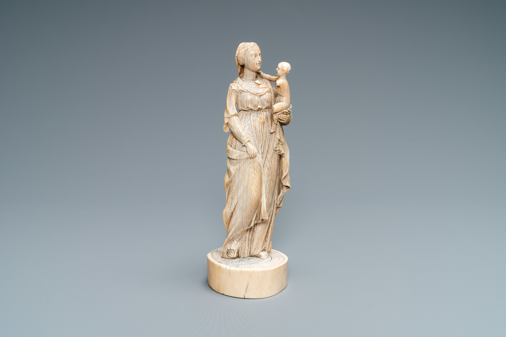 Une statue d'une Vierge &agrave; l&rsquo;Enfant en ivoire sculpt&eacute;, Dieppe, France, 18&egrave;me