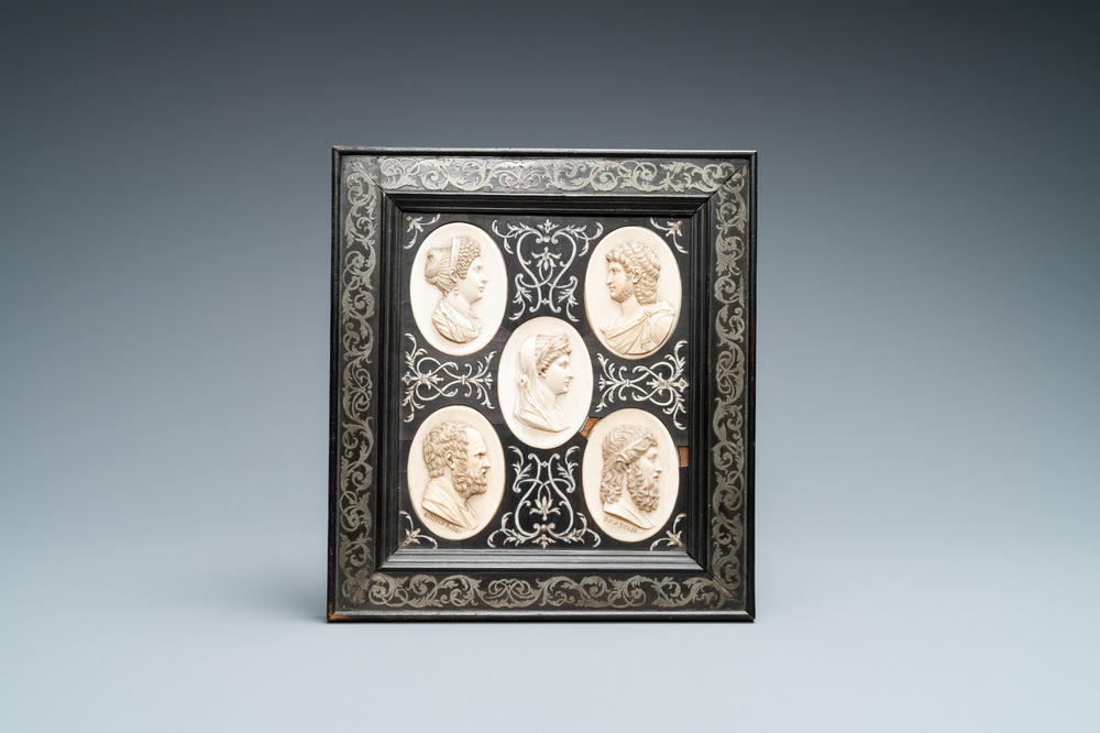 Vijf ivoren portretmedaillons in een met tin ingelegde ebbenhouten lijst, Frankrijk en/of Itali&euml;, 19e eeuw