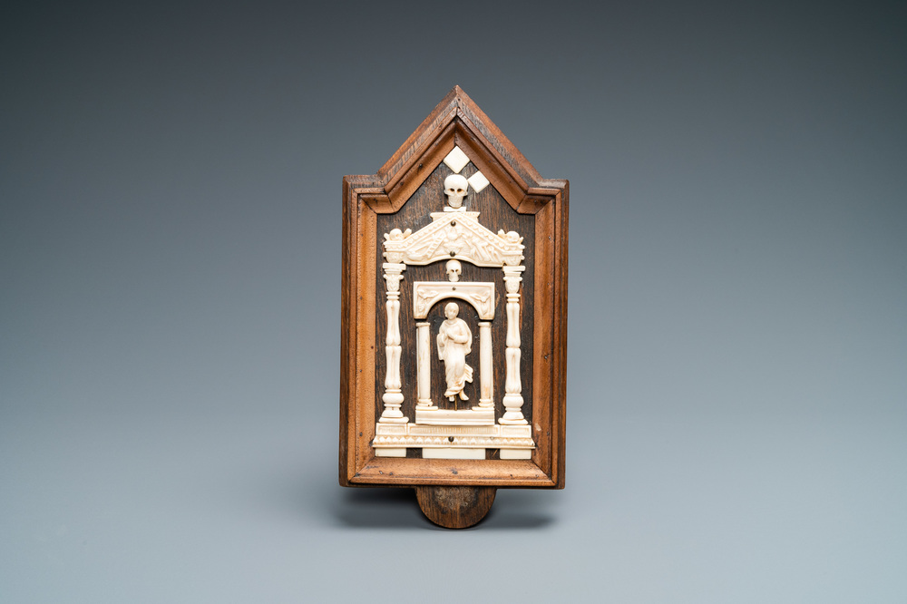 Un retable &agrave; la Vierge en ivoire mont&eacute; sur bois, 17/18&egrave;me