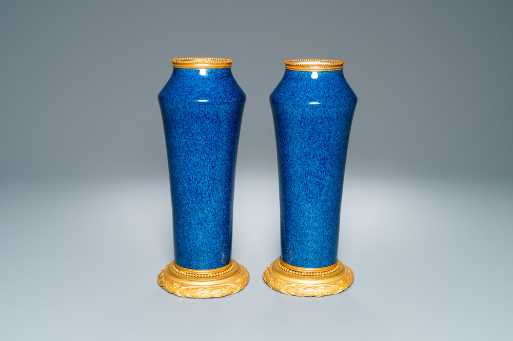 Een paar monochrome poederblauwe S&egrave;vres vazen met vergulde bronzen montuur, 19e eeuw