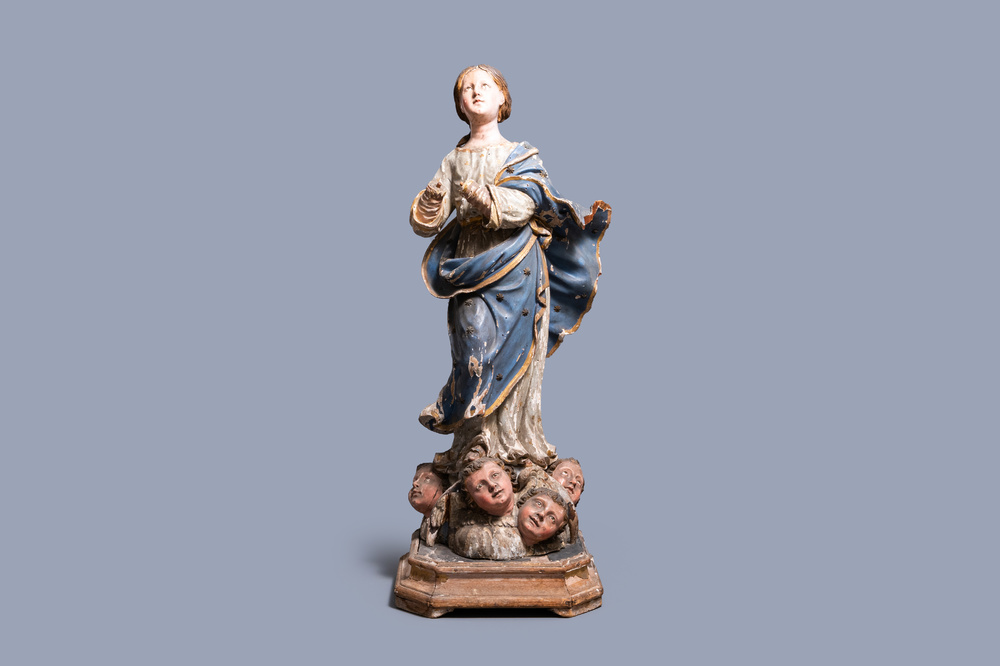 Een grote met glazen ogen bezette gepolychromeerde en vergulde houten figuur van Maria die ten Hemel vaart, Itali&euml;, 17e eeuw