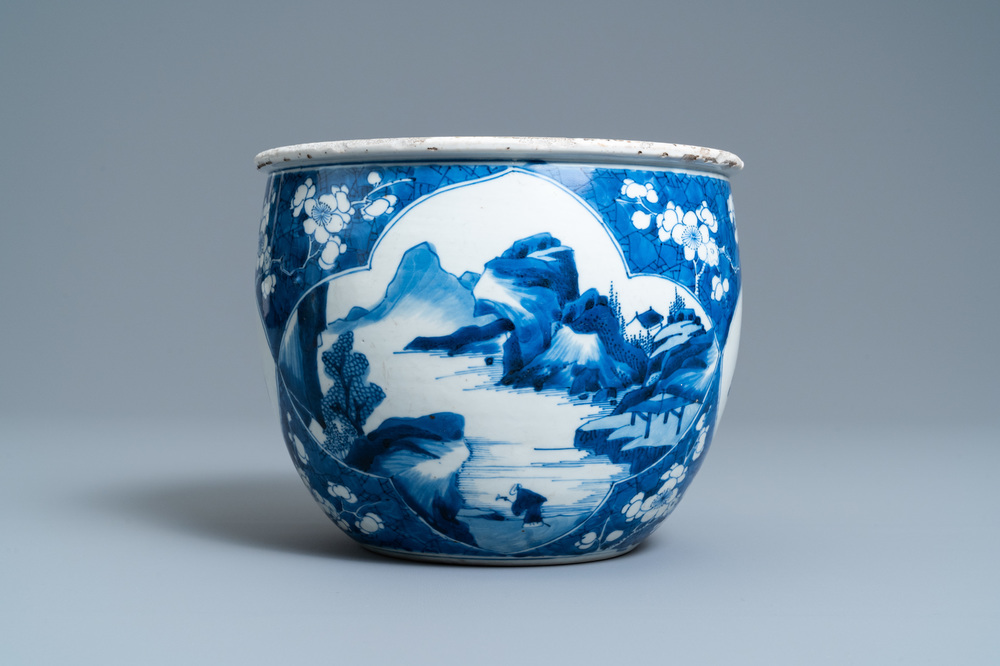 Une jardini&egrave;re en porcelaine de Chine en bleu et blanc, Kangxi