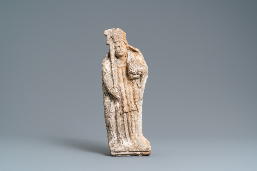 Een stenen figuur van een bisschop, eind 15e eeuw