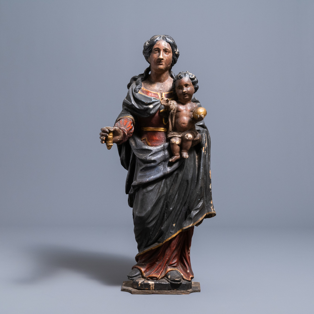 Een grote gepolychromeerde eikenhouten figuur van een Madonna met kind, 17e eeuw