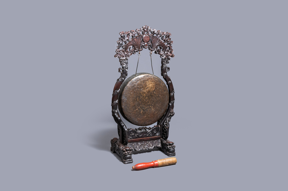 Een Chinese bronzen gong in gesculpteerde houten standaard, 19e eeuw