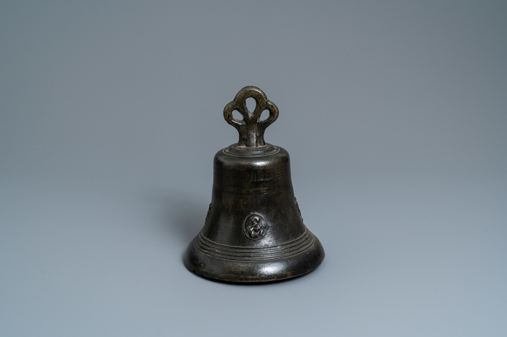 Une cloche en bronze &agrave; d&eacute;cor appliqu&eacute; de saints, Nord de la France, 16&egrave;me