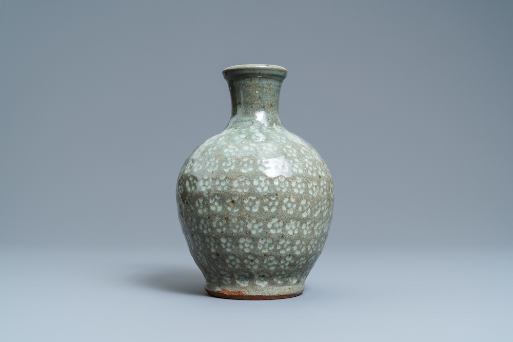 Un vase en porcelaine de Cor&eacute;e c&eacute;ladon et engobe, probablement Joseon, 18&egrave;me