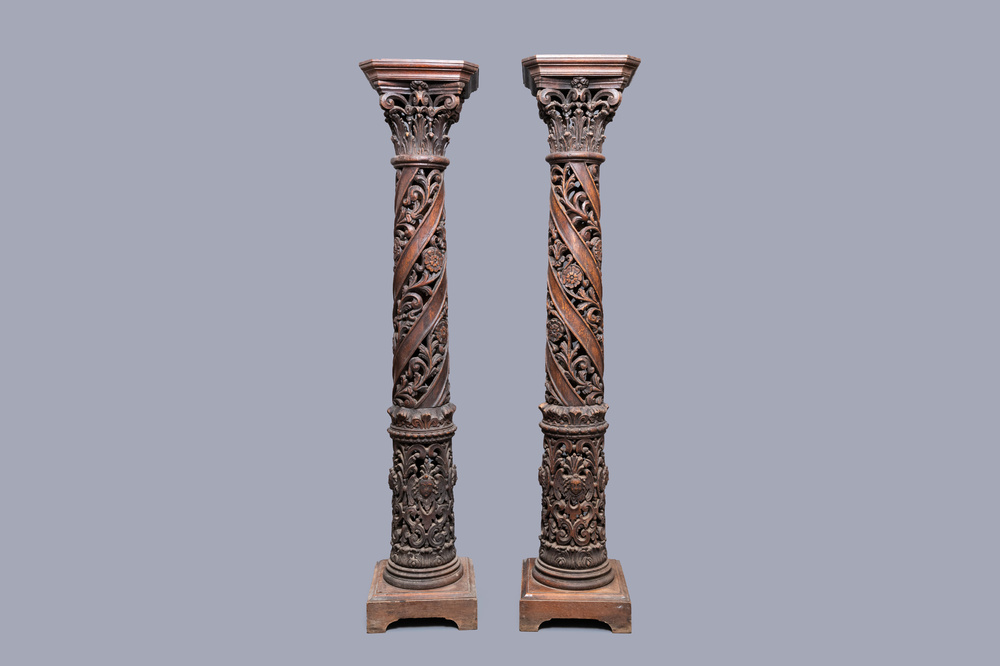 Une paire de colonnes ajour&eacute;es en ch&ecirc;ne aux chapiteaux corinthiens, 17&egrave;me