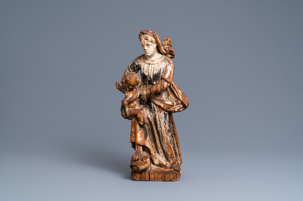 Une statue d'une Vierge &agrave; l&rsquo;enfant en bois sculpt&eacute; et polychrom&eacute;, 17/18&egrave;me
