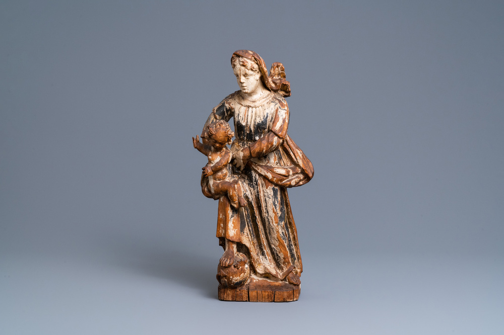 Een gepolychromeerde houten figuur van een Madonna met kind, 17/18e eeuw