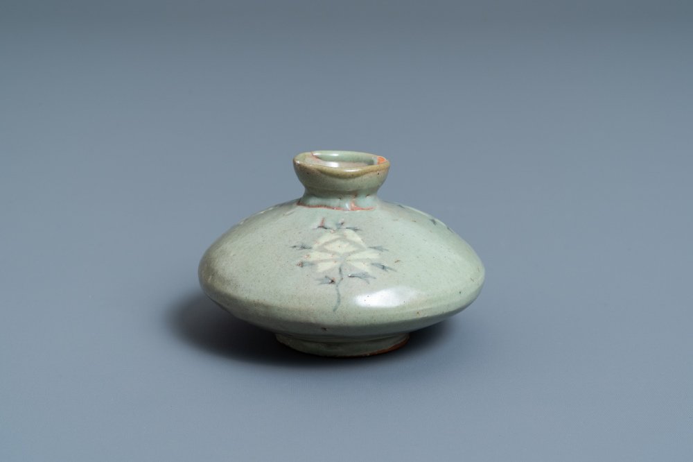 A Korean slip-inlaid celadon water dropper or oil bottle, probably Goryeo, 14/15th C.