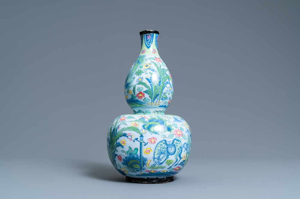 Un vase en fa&iuml;ence de Delft en bleu et blanc surd&eacute;cor&eacute;e, marque pseudo-chinois, vers 1700