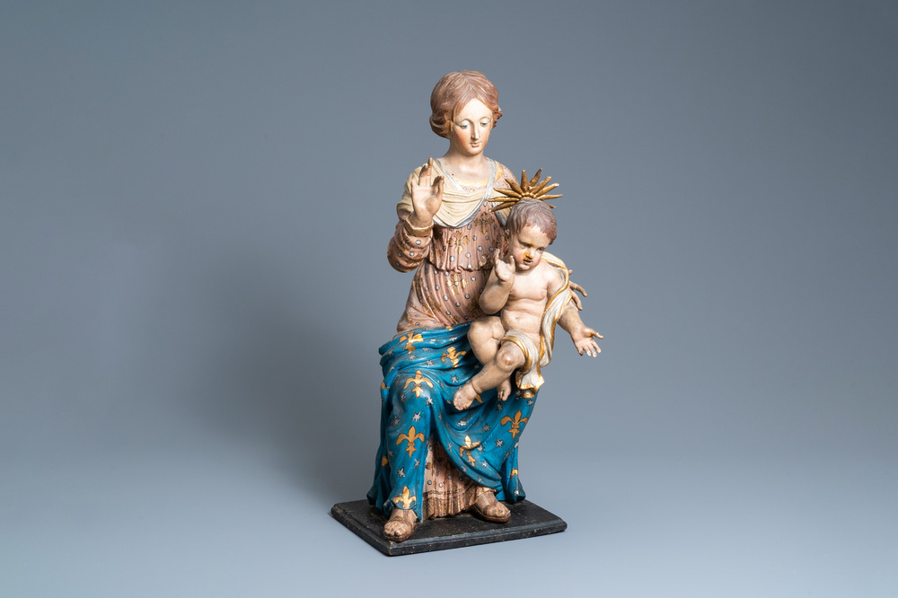 Une grande statue d'une Vierge &agrave; l&rsquo;enfant en bois sculpt&eacute; et polychrom&eacute;, 17&egrave;me