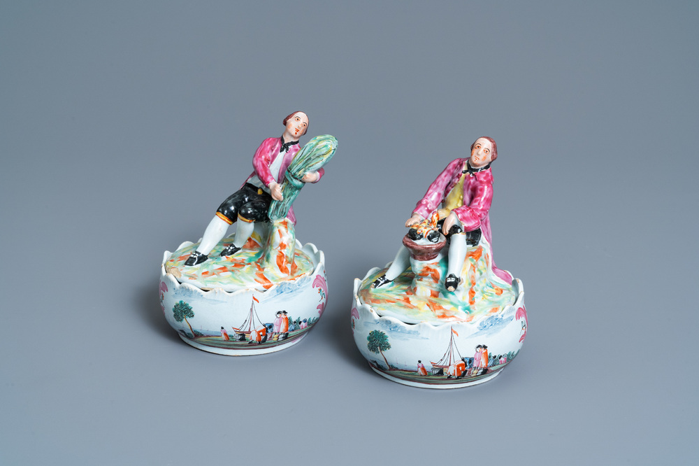 Een paar polychrome Delftse petit feu botervloten met marktkramers, 18e eeuw