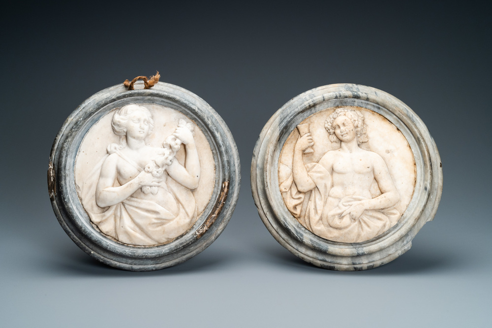 Deux m&eacute;daillons en marbre blanc sculpt&eacute; repr&eacute;sentant Bacchus et Flore, prob. Italie, fin du 17&egrave;me