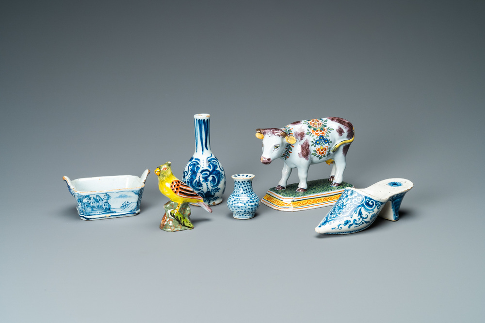 Une collection de six pi&egrave;ces en fa&iuml;ence de Delft en bleu et blanc et polychrome, 18/19&egrave;me