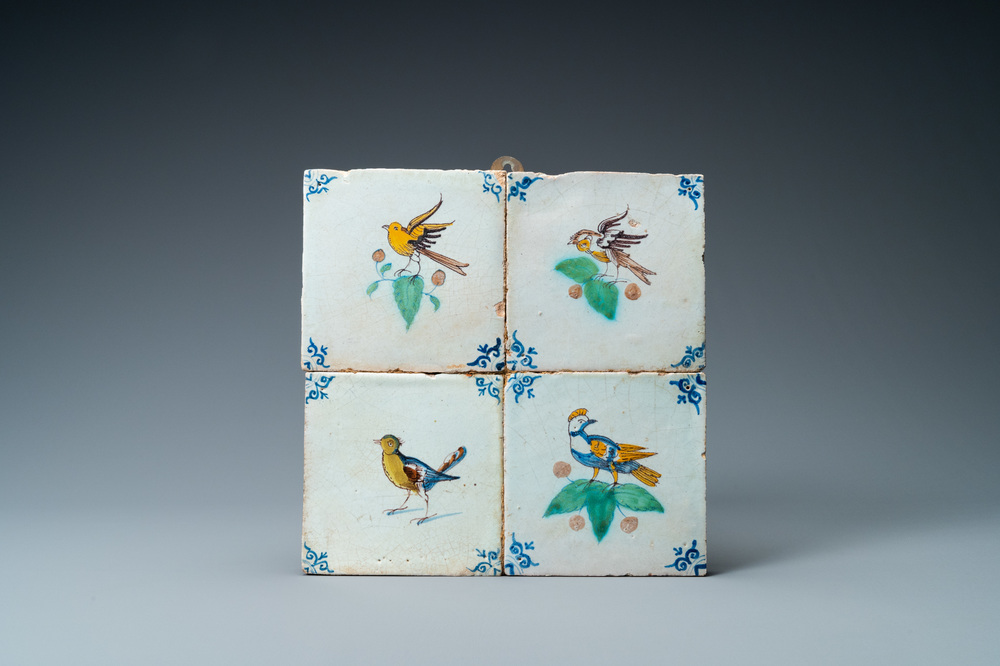 Quatre carreaux en fa&iuml;ence de Delft polychrome &agrave; d&eacute;cor d'oiseaux, 17&egrave;me