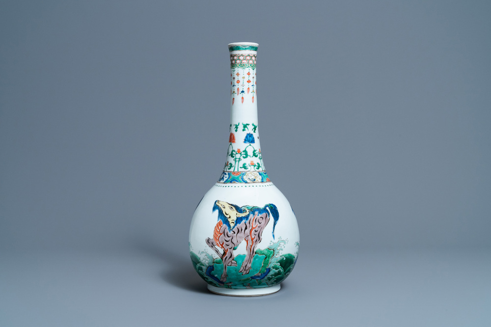 Een grote Chinese flesvormige famille verte vaas met mythische dieren, Kangxi