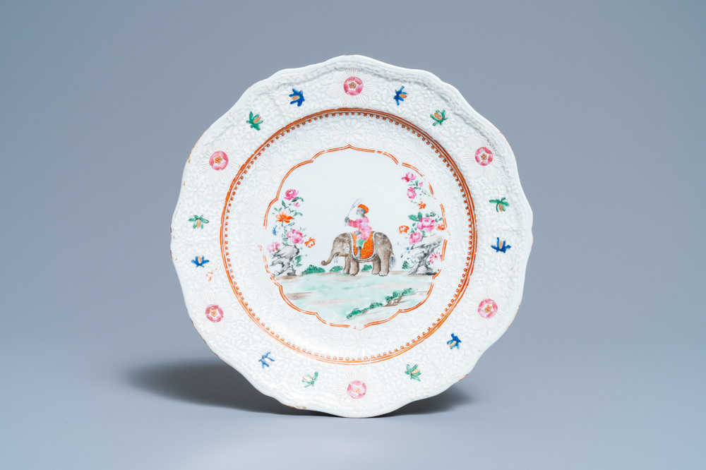 Une assiette en porcelaine de Chine famille rose &agrave; d&eacute;cor d&rsquo;un cornac sur son &eacute;l&eacute;phant, Qianlong