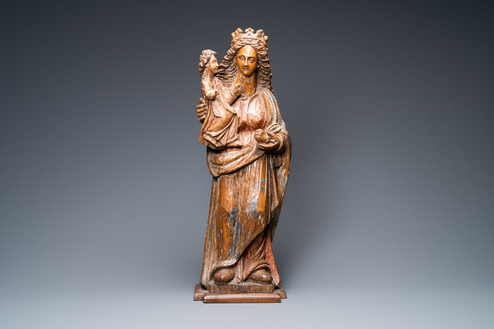 Een grote eikenhouten figuur van een Madonna met kind, Vlaanderen, 17e eeuw