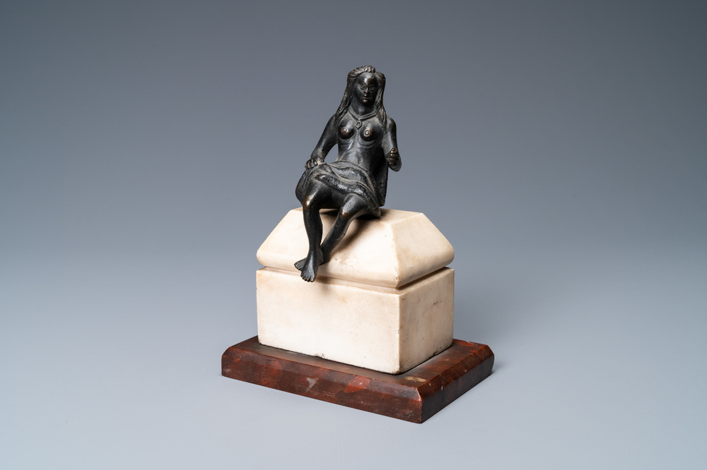 Une statue d'une jeune femme assise couverte d&rsquo;un linge pudique en bronze patin&eacute; noir sur socle en marbre, Italie, 16&egrave;me
