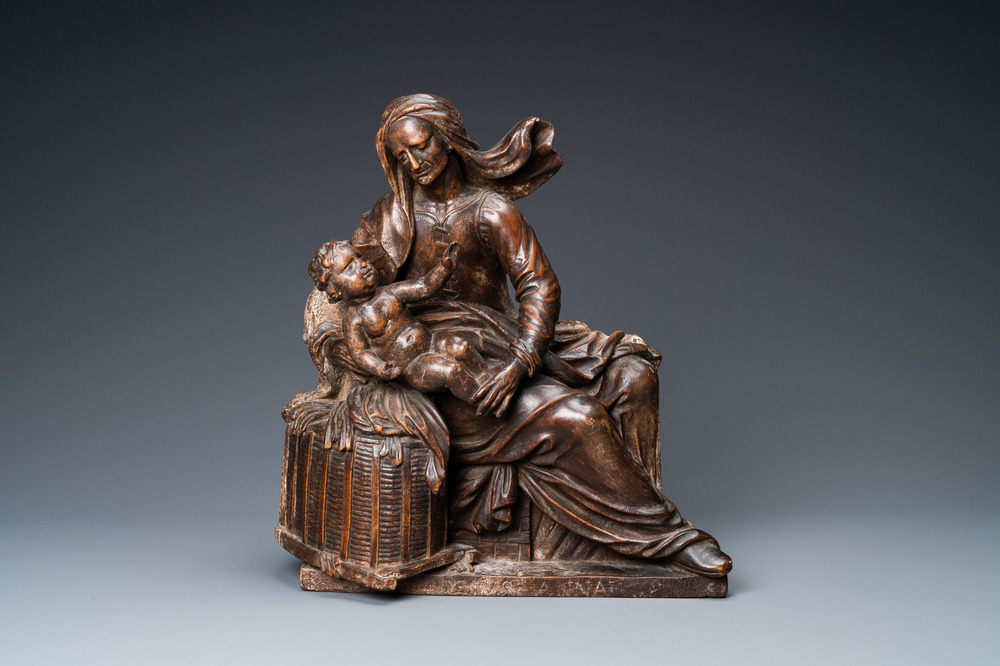 Un groupe en bois sculpt&eacute; et patin&eacute; figurant Sainte Anne et l&rsquo;Enfant J&eacute;sus sur un base inscrit, vers 1540