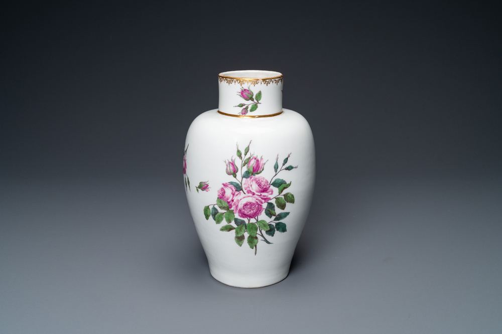 A vase with fine pink roses, A.R. mark for Augustus Rex, Meissen porcelain, 18th C.