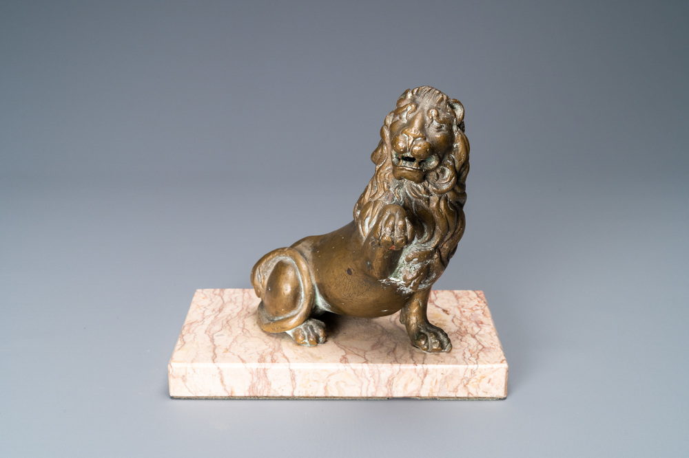 Un mod&egrave;le d'un lion en bronze sur socle en marbre, 17&egrave;me