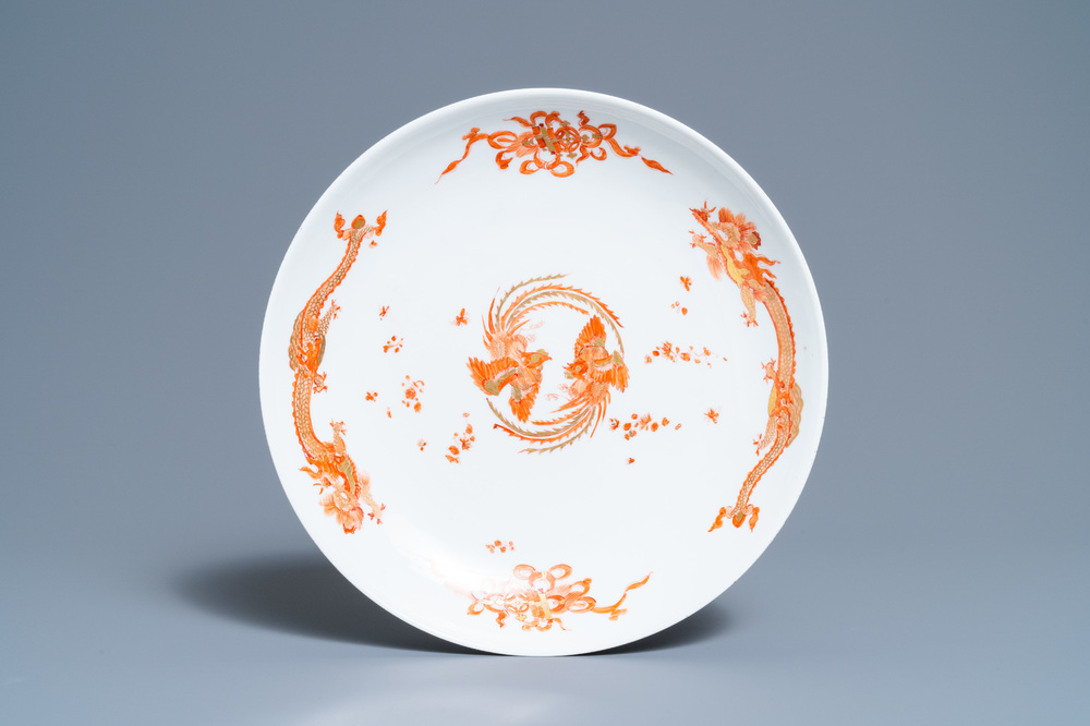 Un plat de style Kakiemon du service royale 'aux dragons rouges', porcelaine de Meissen, marque K.H.C., 18&egrave;me