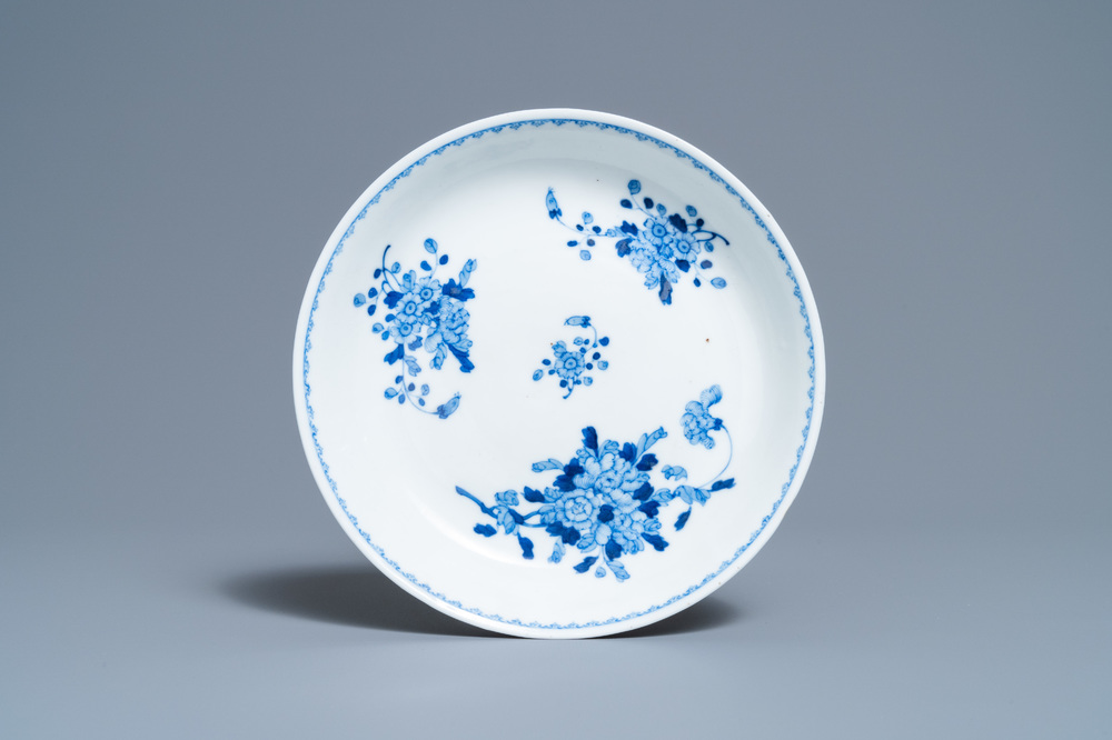 Een Chinees blauw-wit bord met floraal decor, Guangxu merk en periode