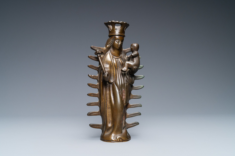 Un ornement de lustre en bronze en forme d'une Vierge &agrave; l'enfant, Flandres, 16&egrave;me