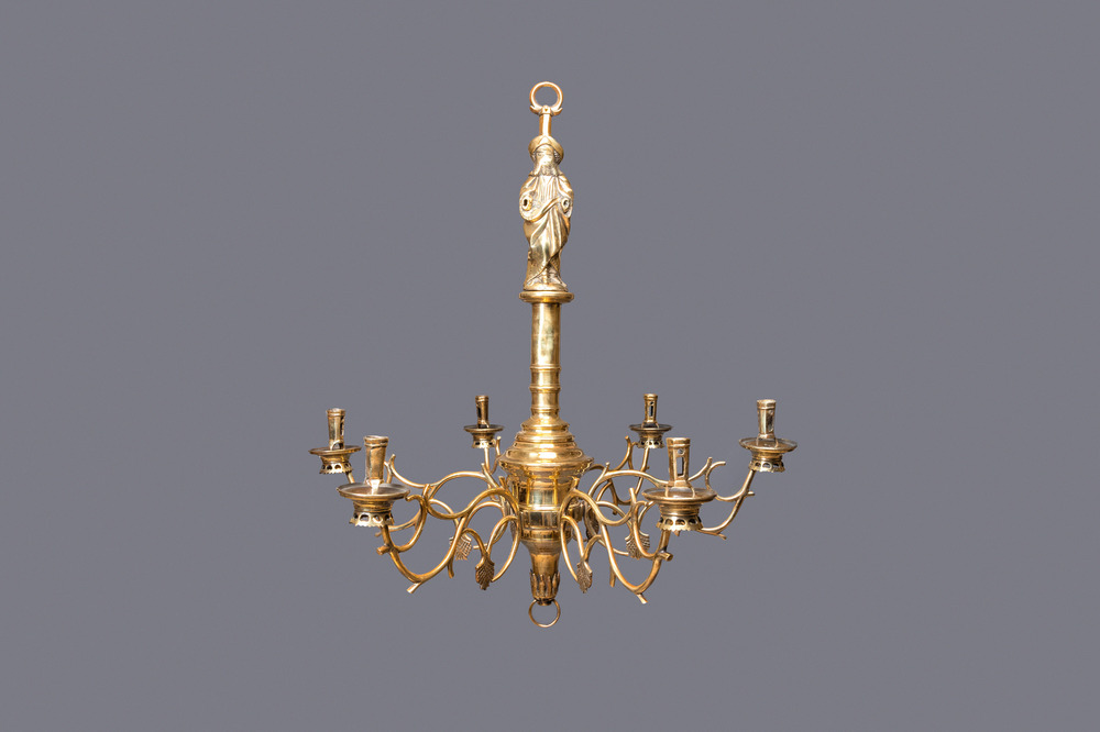Un chandelier &agrave; six bras en cuivre orn&eacute; de Saint Jacques, Flandres ou Allemagne, 15/16&egrave;me