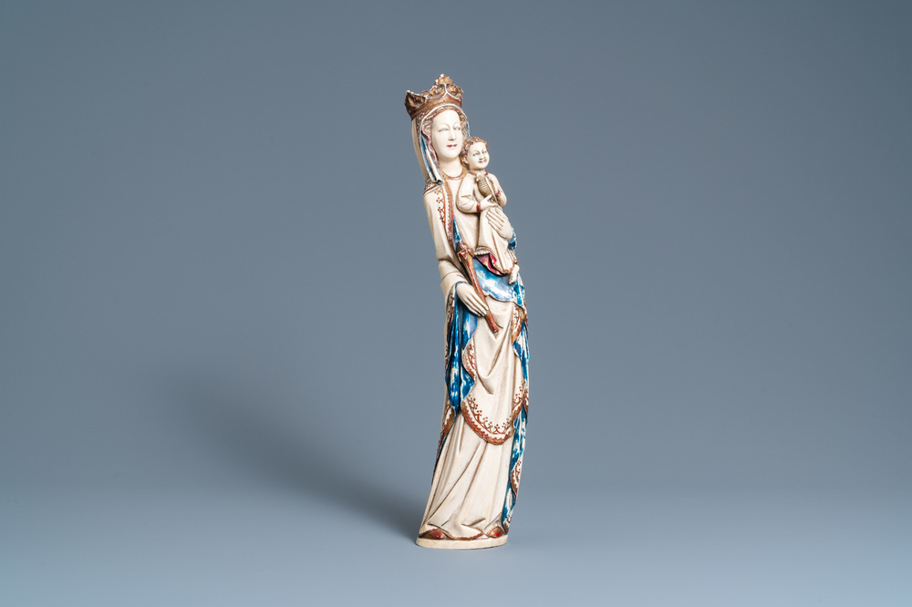 Une grande statue d'une Vierge &agrave; l&rsquo;enfant en ivoire sculpt&eacute; et polychrom&eacute;, France, 19&egrave;me