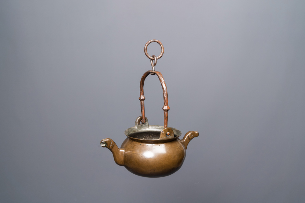 Un bassin &agrave; eau de type 'lavabo' en bronze, Flandres, 15&egrave;me