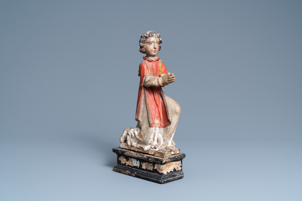 Une statue d'un ange adorateur en bois sculpt&eacute; et polychrom&eacute;, vers 1500