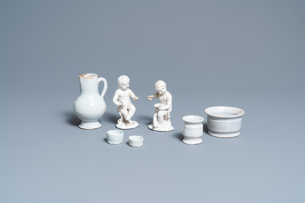 Quatre petits pots de pharmacie, une verseuse et une paire de figures en fa&iuml;ence blanche de Delft, 17/19&egrave;me