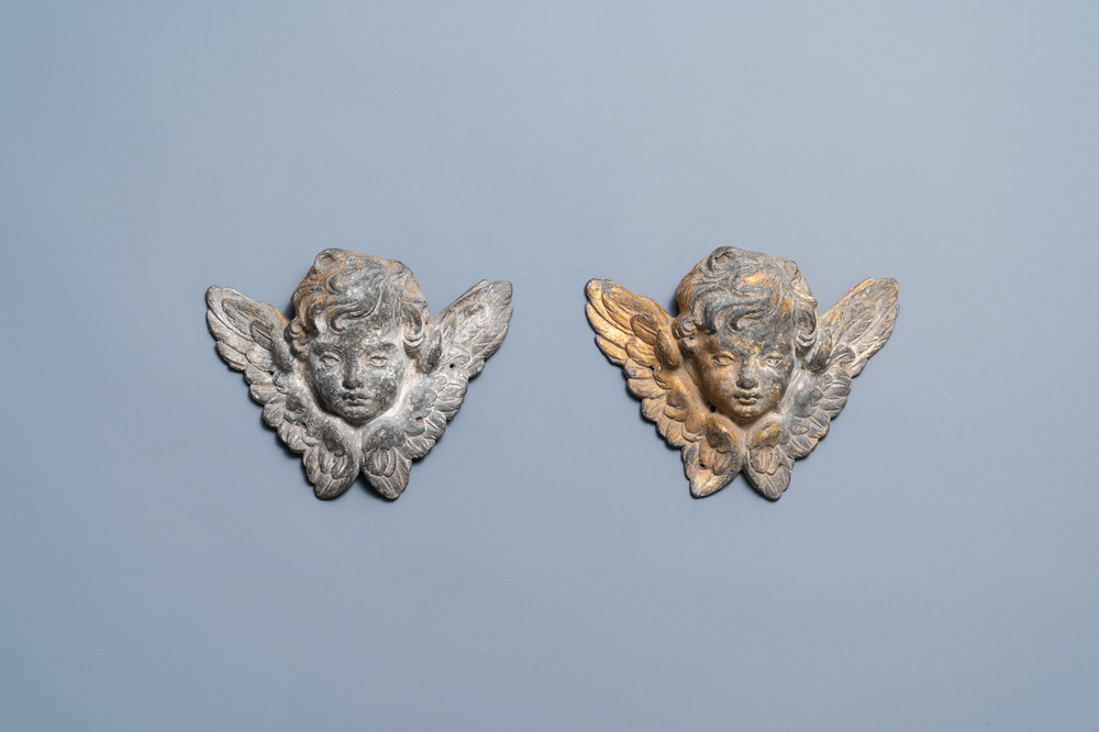 Een paar deels vergulde loden gevleugelde engelenkopjes, 17e eeuw