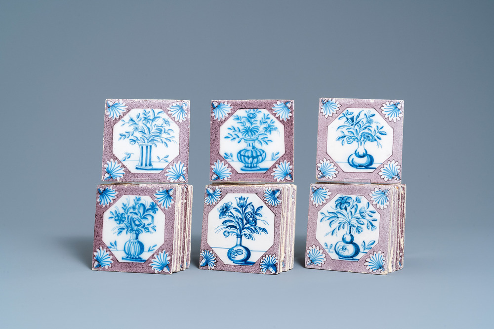 Vingt-cinq carreaux en fa&iuml;ence de Delft en bleu, blanc et mangan&egrave;se &agrave; d&eacute;cor de vases fleuris, 18&egrave;me