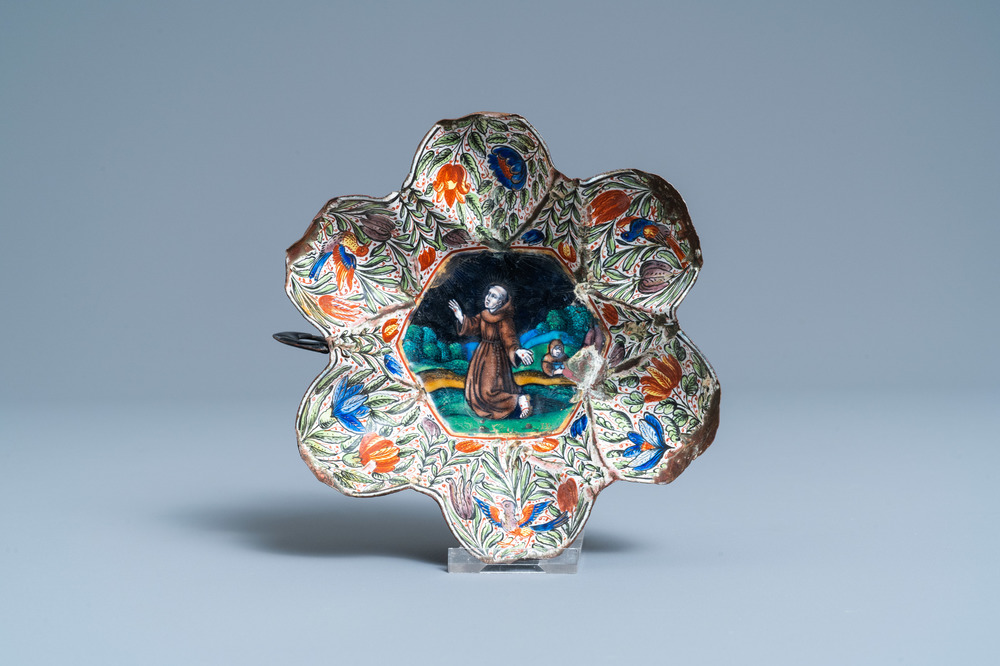 Une coupelle en &eacute;mail peint polychrome repr&eacute;sentant Saint Fran&ccedil;ois et Sainte Catherine de Sienne au revers, Limoges, France, 1&egrave;re moiti&eacute; du 17&egrave;me