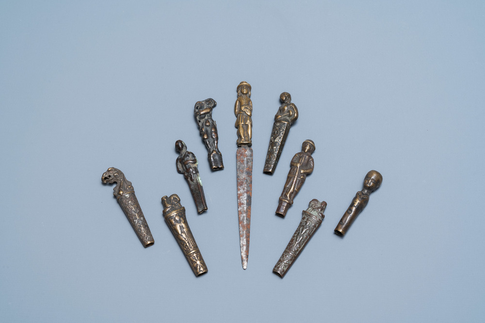Negen mesheften in brons en koper waarvan &eacute;&eacute;n met een mes, 16/18e eeuw