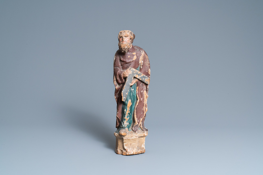 Une statue de Saint Thomas en ch&ecirc;ne sculpt&eacute; et polychrom&eacute; sur un base orn&eacute; d&rsquo;un &eacute;cu, Normandie, France, vers 1510