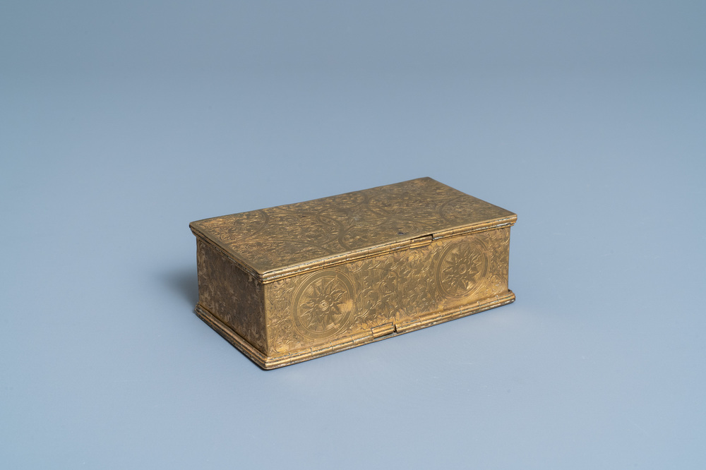 Een reis-inktpot in gegraveerd verguld koper met verborgen compartiment, 17e eeuw