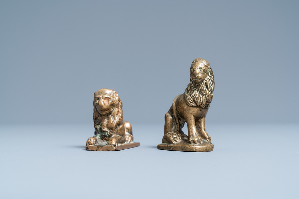 Deux petits mod&egrave;les de lions en bronze, 16&egrave;me