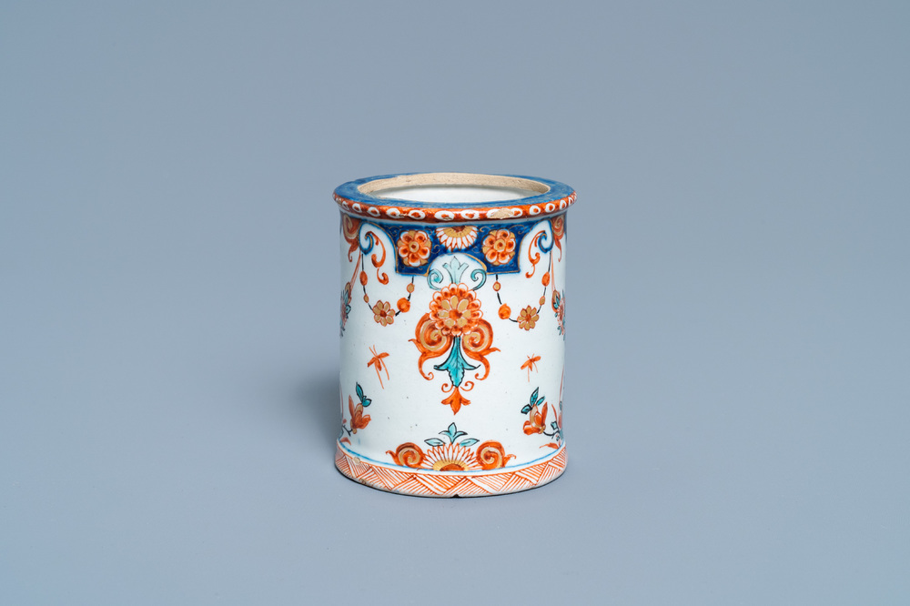 Een polychrome Delftse dor&eacute; jampot, 18e eeuw