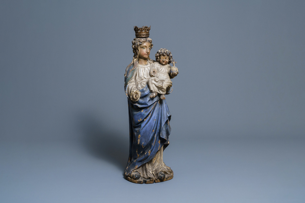 Une grande statue d'une Vierge &agrave; l&rsquo;enfant en ch&ecirc;ne sculpt&eacute; et polychrom&eacute;, 17&egrave;me