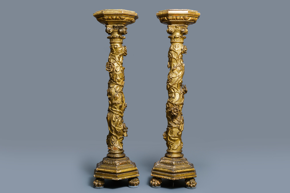 Une paire de colonnes en bois sculpt&eacute; et dor&eacute; aux chapiteaux ioniques, guirlandes et pattes de lions, Italie, 18&egrave;me